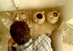 کشف و ضبط تعدادی کوزه و ظروف قدیمی در مسجد حضرت علی نوش آباد