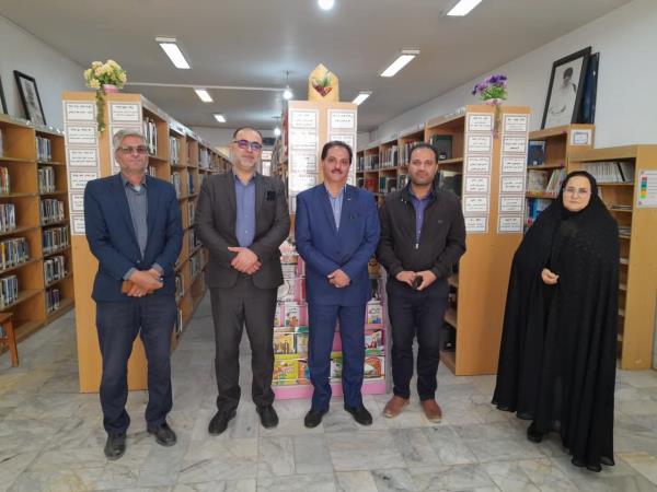 تجلیل از مسئول کتابخانه ی عمومی علامه محمد زمان نوش آباد