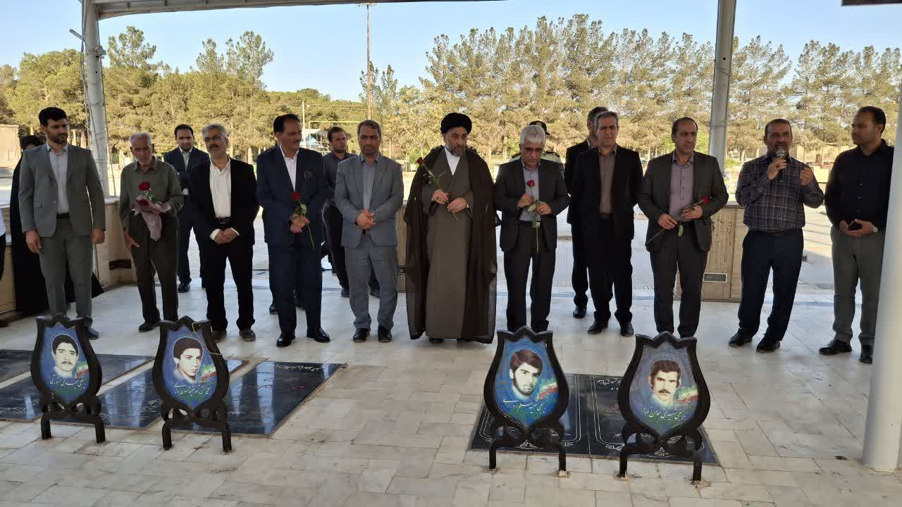 تجدید میثاق معاون سیاسی اجتماعی استانداری اصفهان با شهیدان شهر نوش آباد